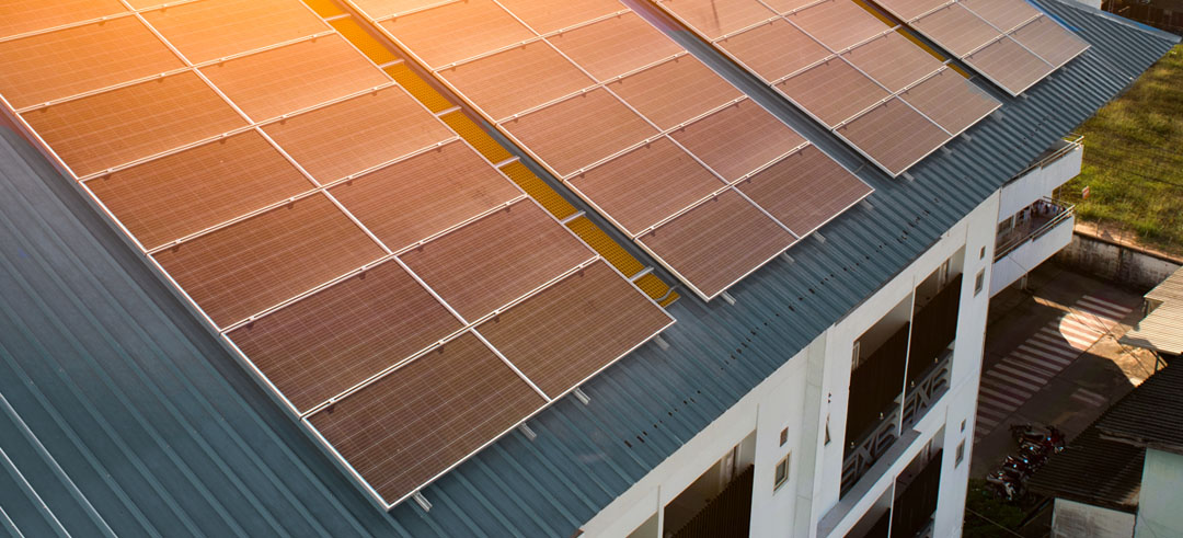 Casa con una instalación de placas solares sobre el tejado
