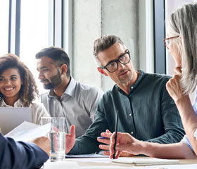 Personas debatiendo en una reunión de trabajo