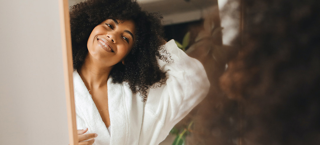 Mujer mirándose en el espejo