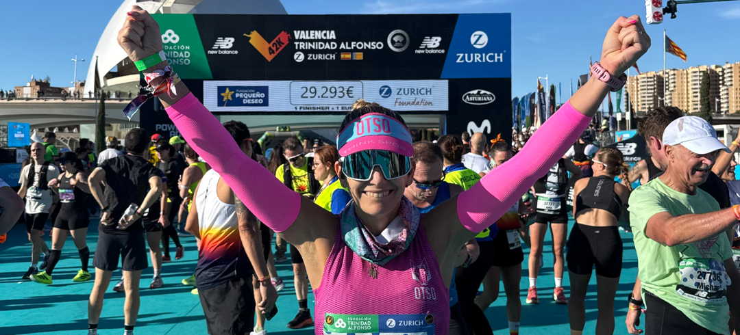 Corredora en la Maratón Valencia Trinidad Alfonso Zurich 2025