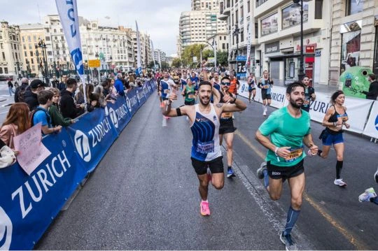 Carrera patrocinada por Zurich con corredores saludando
