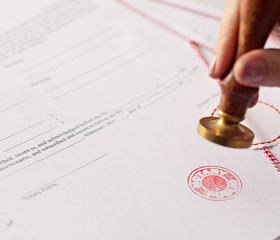 Notario firmando un documento