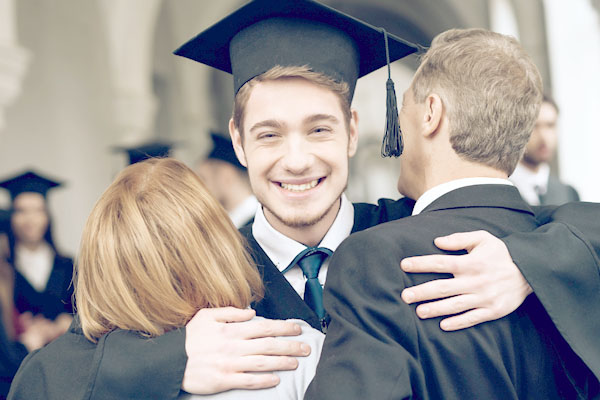 recién graduado abrazando a sus padres