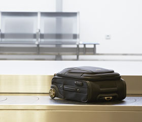 Maleta sobre la cinta transportadora en un aeropuerto